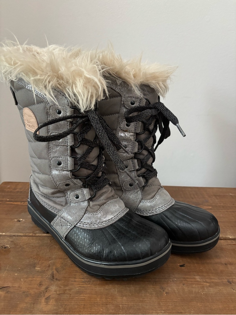 Sorel Girls Gray and Black Faux-Fur Lace-Up Winter Boots Youth Size 4